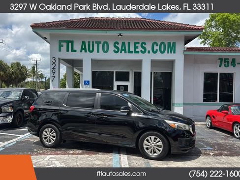 Used 2017 Kia Sedona LX w/ LX Essentials Premium Package FWD image 12