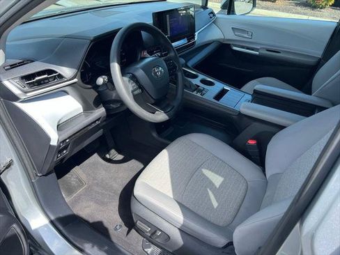 Certified 2025 Toyota Sienna LE FWD image 12