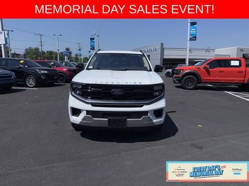 Used 2025 Ford Expedition Platinum w/ Driver's Package AWD/4WD image 2