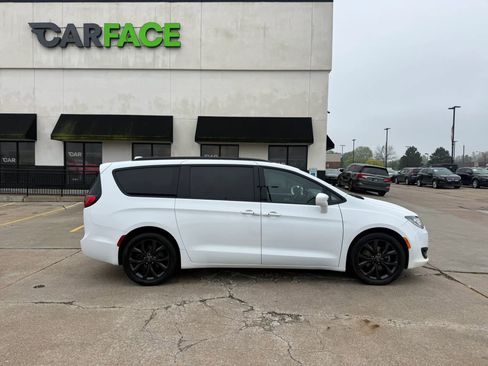 Used 2020 Chrysler Pacifica Touring-L Plus w/ S Appearance Package FWD image 18