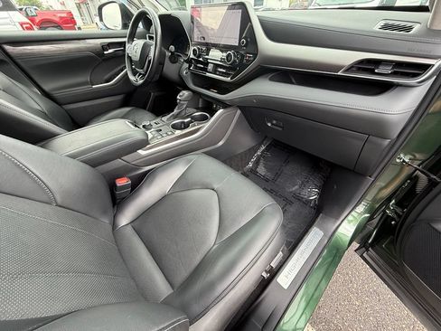 Used 2024 Toyota Highlander Limited AWD/4WD image 21
