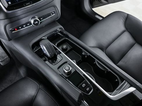 Certified 2025 Volvo XC90 B5 Core AWD/4WD image 18