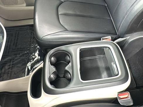 Used 2024 Chrysler Pacifica Touring-L image 37