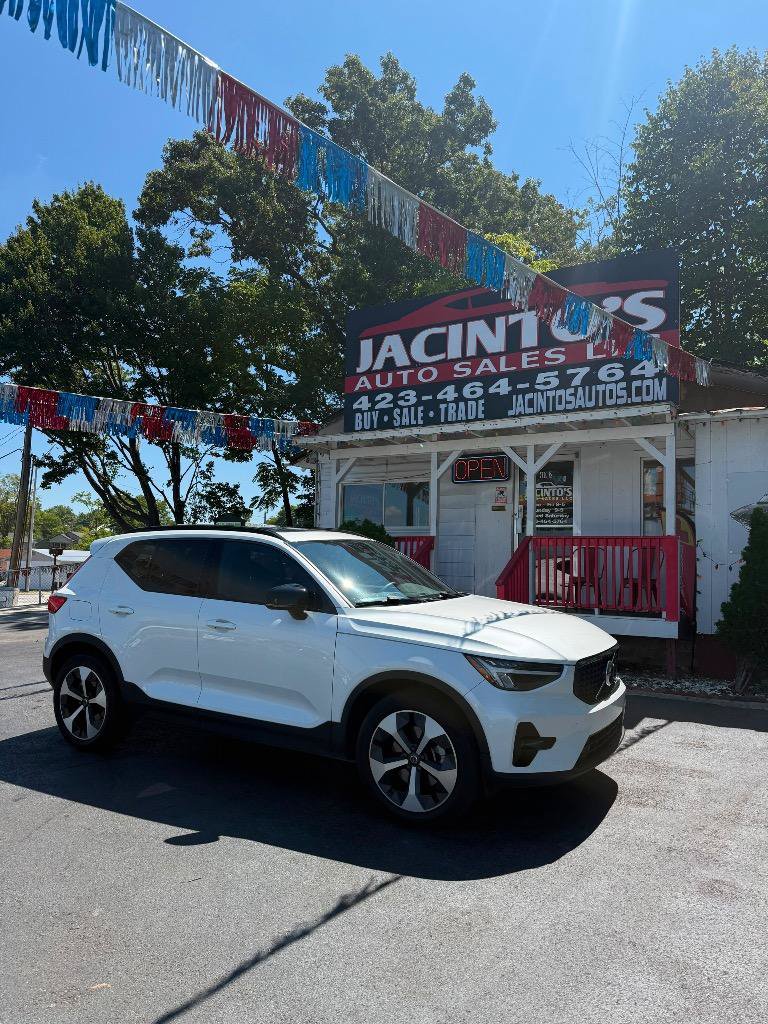 Used 2023 Volvo XC40 B5 Plus AWD/4WD image 3