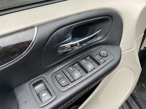 Used 2016 Chrysler Town & Country Touring w/ Driver Convenience Group image 18