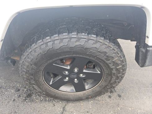 Used 2015 Jeep Wrangler Unlimited Sahara image 9