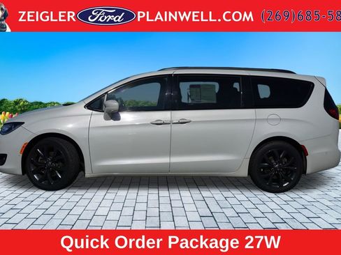 Used 2020 Chrysler Pacifica Touring w/ Advanced Safetytec Group FWD image 2