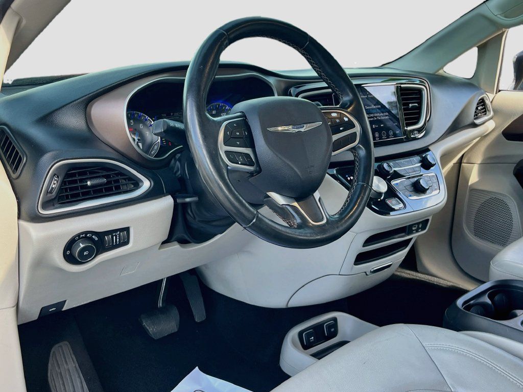 Used 2018 Chrysler Pacifica Touring-L w/ Premium Audio Group FWD image 9