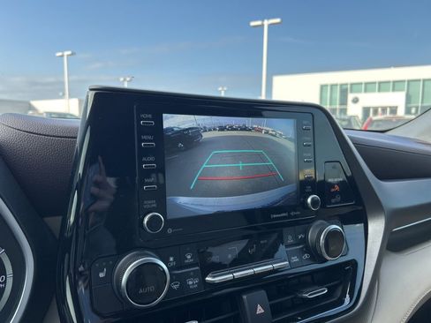 Used 2020 Toyota Highlander XLE image 24