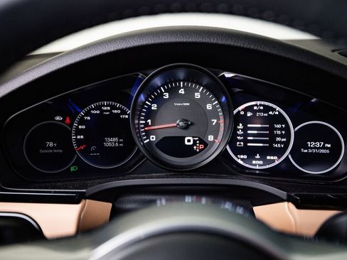 Certified 2023 Porsche Cayenne Platinum Edition image 15