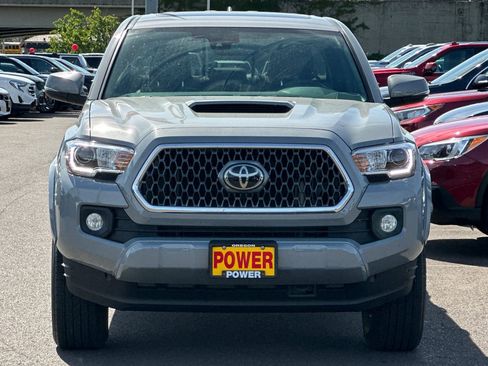 Used 2018 Toyota Tacoma TRD Sport AWD/4WD image 9