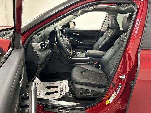 Used 2025 Toyota Highlander XLE image 9