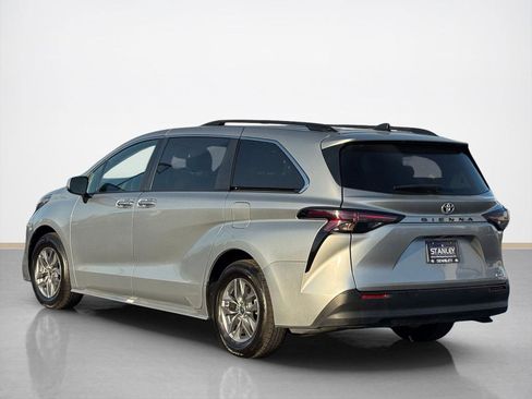 Used 2024 Toyota Sienna XLE FWD image 5