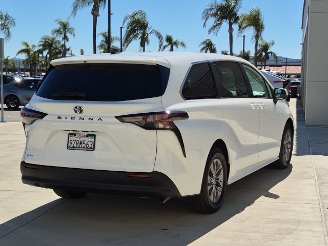 Used 2026 Toyota Sienna LE FWD image 5