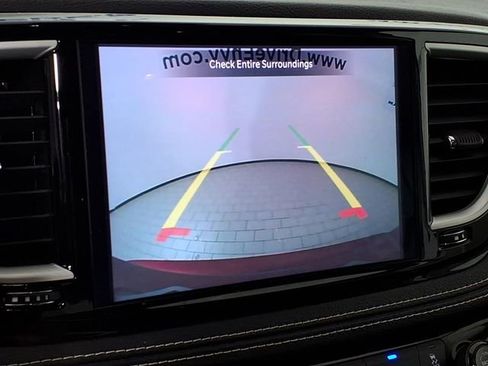 Used 2023 Chrysler Pacifica Touring-L AWD/4WD image 22