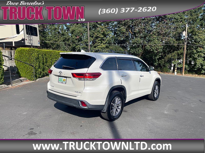 Used 2018 Toyota Highlander XLE AWD/4WD image 3