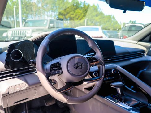 Used 2023 Hyundai Elantra SEL w/ Convenience Package image 13