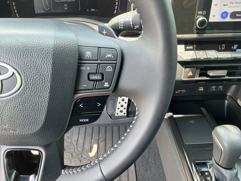 Used 2026 Toyota Camry Hybrid FWD image 20