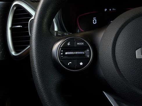 Used 2025 Kia Soul LX w/ LX Technology Package FWD image 31