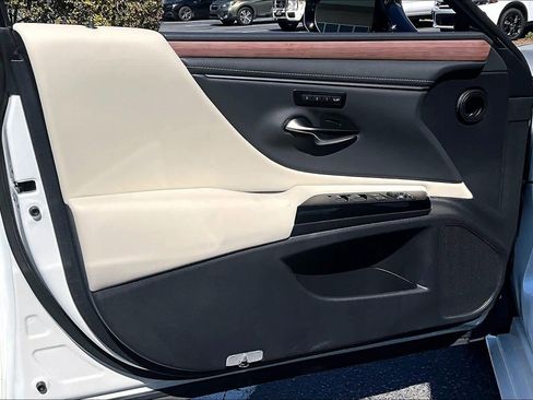 Used 2025 Lexus ES 300h w/ Premium Package image 21