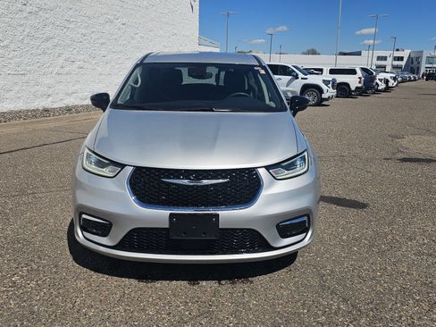Used 2024 Chrysler Pacifica Limited FWD image 2