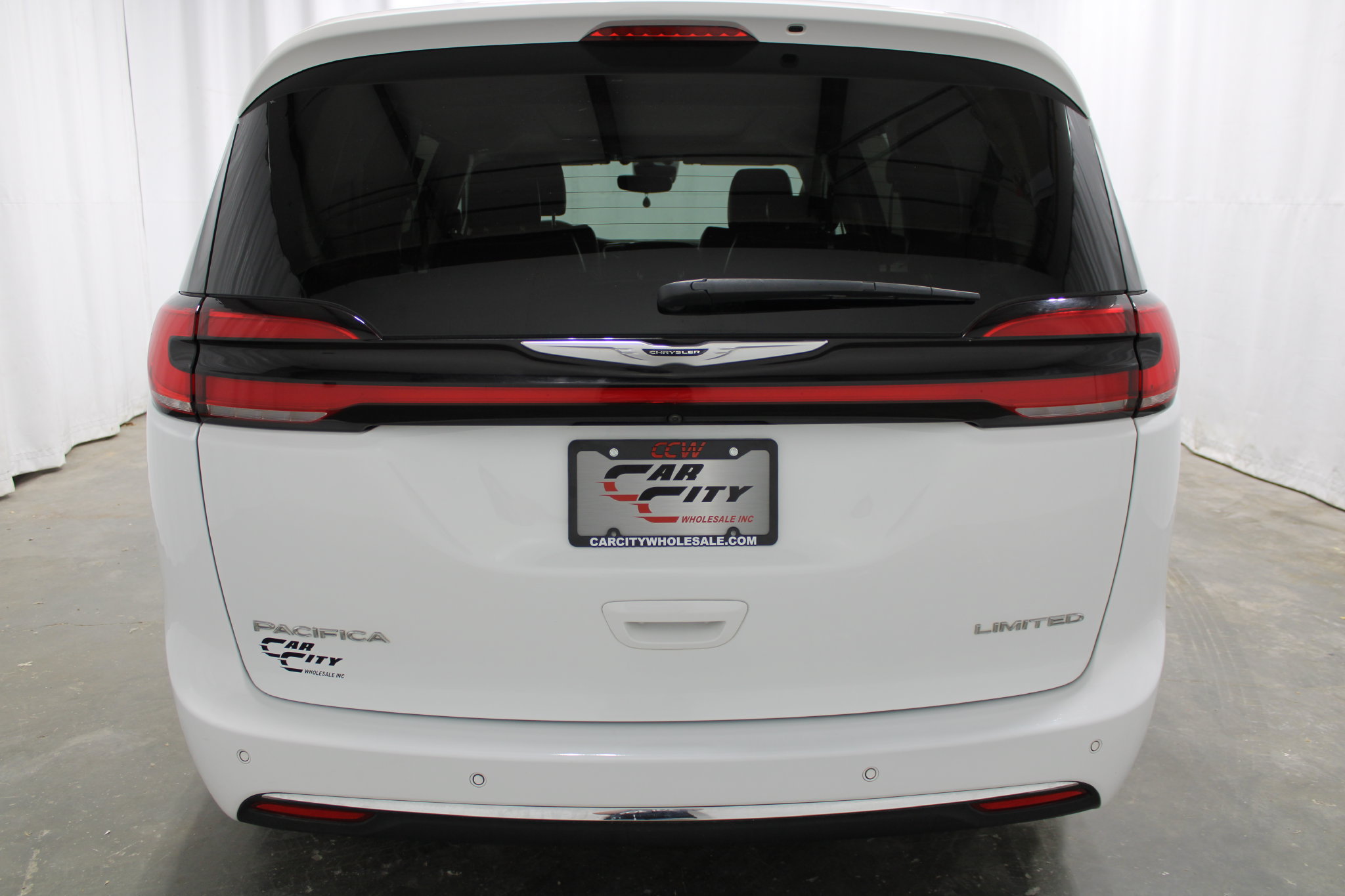 Used 2023 Chrysler Pacifica Limited FWD image 7