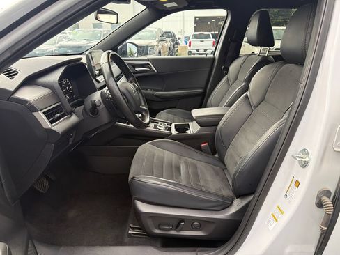 Used 2024 Mitsubishi Outlander AWD image 35