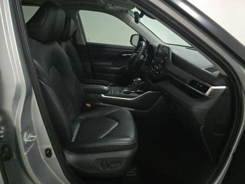 Used 2021 Toyota Highlander XLE FWD image 8