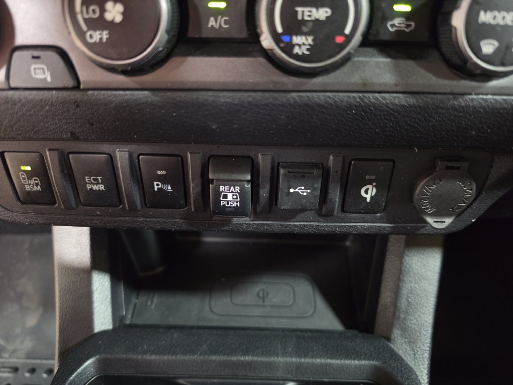 Used 2020 Toyota Tacoma TRD Off-Road w/ Technology Package AWD/4WD image 32