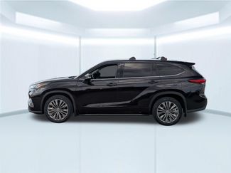 Used 2021 Toyota Highlander Platinum FWD video 2