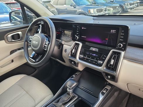 Used 2022 Kia Sorento EX w/ Panoramic Sunroof Package FWD image 8