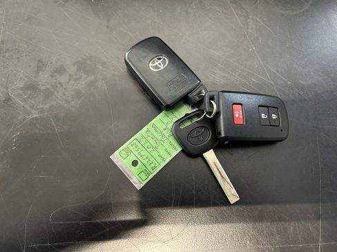 Used 2022 Toyota Tacoma Limited image 12