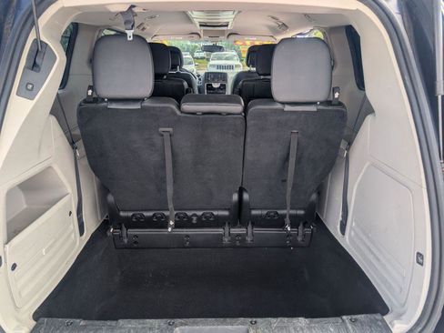 Used 2016 Chrysler Town & Country Touring image 11
