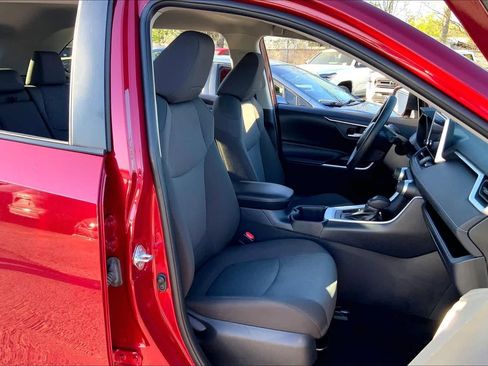 Used 2025 Toyota RAV4 XLE image 9