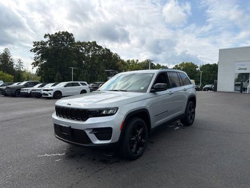 Used 2023 Jeep Grand Cherokee Altitude AWD/4WD image 8