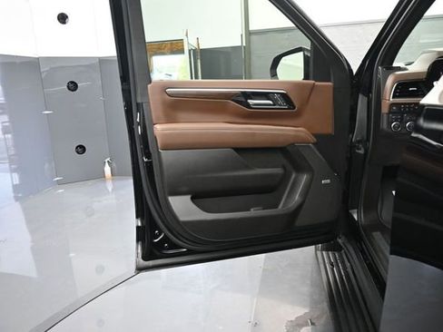 Used 2025 Chevrolet Tahoe High Country AWD/4WD image 12