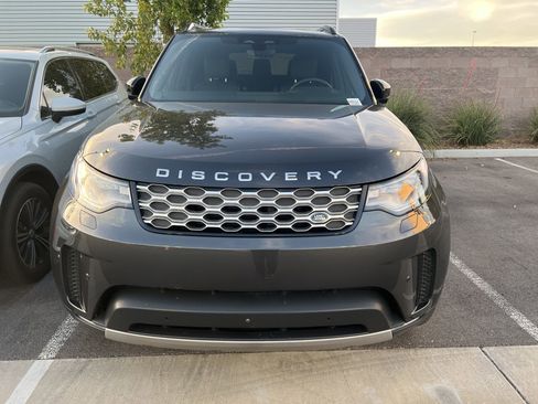 Used 2025 Land Rover Discovery S image 3