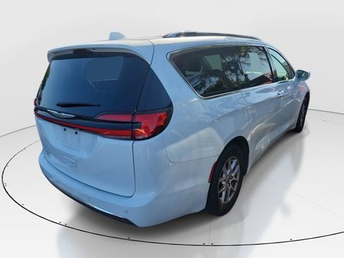 Used 2021 Chrysler Pacifica Touring-L image 4