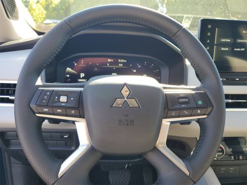 New 2025 Mitsubishi Outlander SE image 11