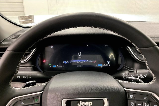 Used 2023 Jeep Grand Cherokee L Limited AWD/4WD image 28