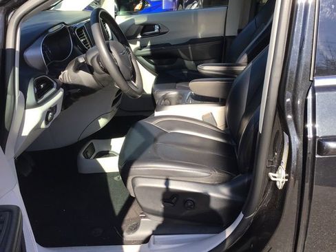 Used 2023 Chrysler Pacifica Touring-L image 8