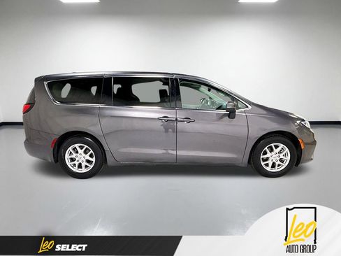 Used 2023 Chrysler Pacifica Touring-L FWD image 6