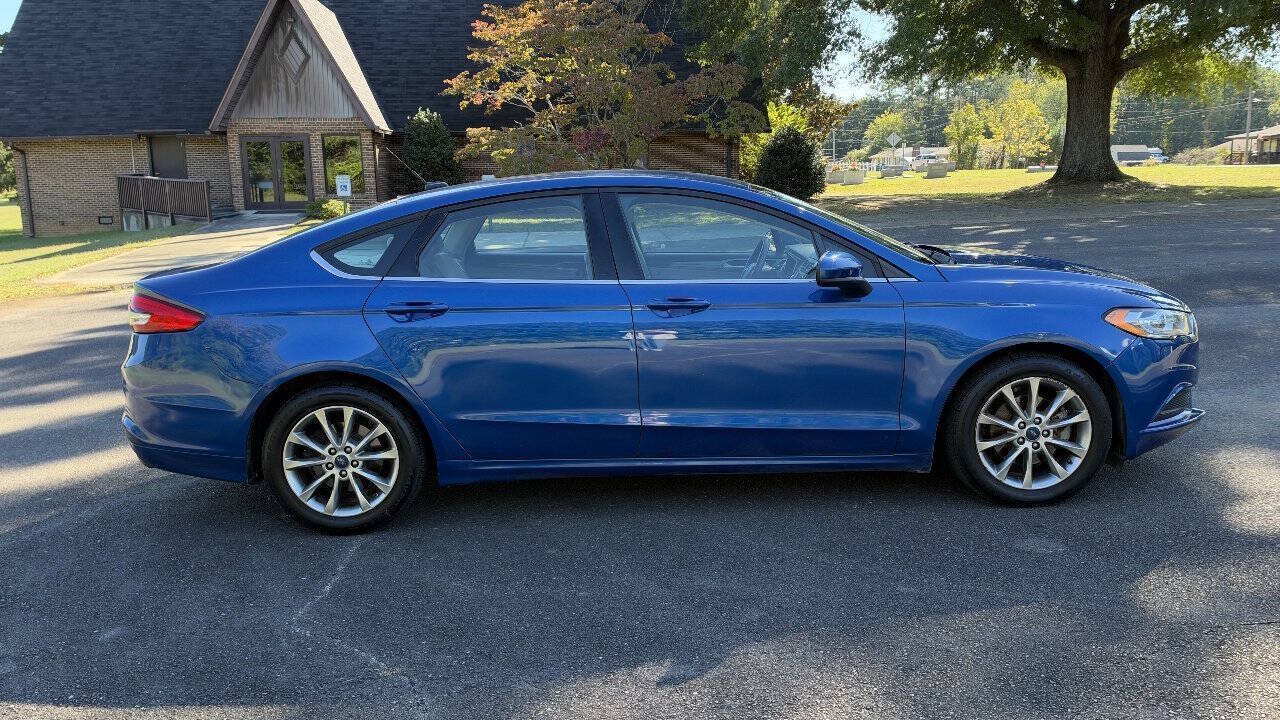 Used 2017 Ford Fusion SE w/ Fusion SE Technology Package FWD image 9