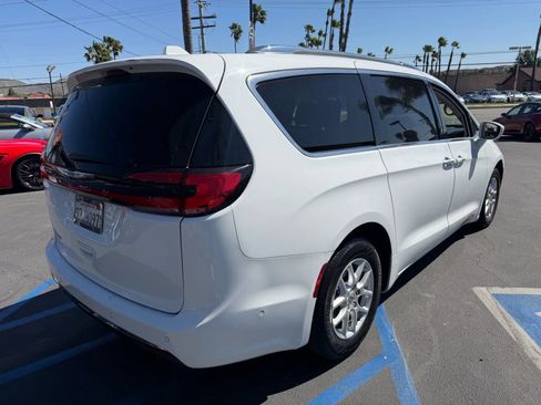Used 2021 Chrysler Pacifica Touring-L w/ Premium & Safety Sphere Group FWD image 8