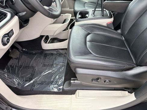 Used 2024 Chrysler Pacifica Limited FWD image 31