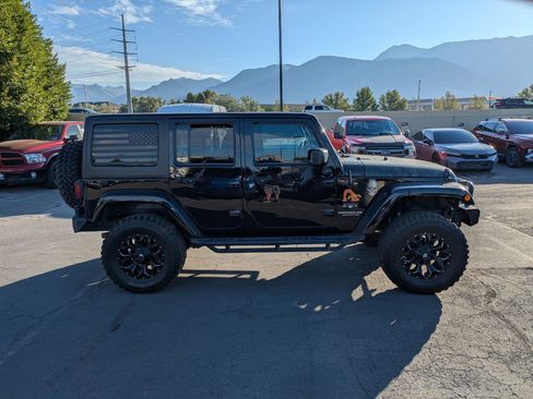 Used 2017 Jeep Wrangler Unlimited Sahara w/ Connectivity Group AWD/4WD image 2