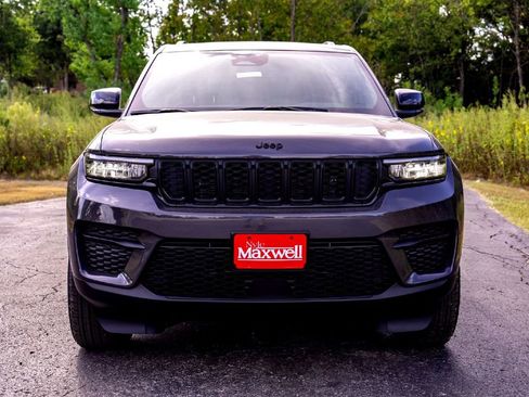 New 2025 Jeep Grand Cherokee Altitude image 4