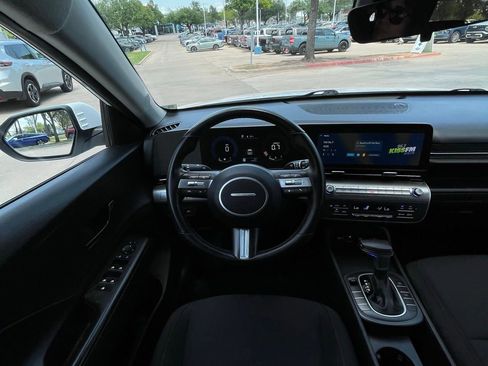 Used 2025 Hyundai Kona SEL FWD image 11