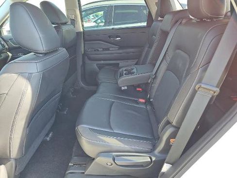 Used 2024 Nissan Pathfinder SL AWD/4WD image 12