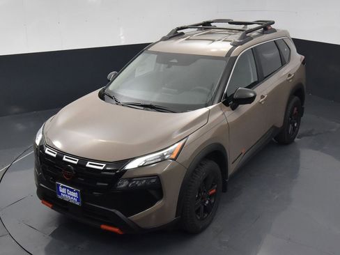 Certified 2025 Nissan Rogue SV image 34